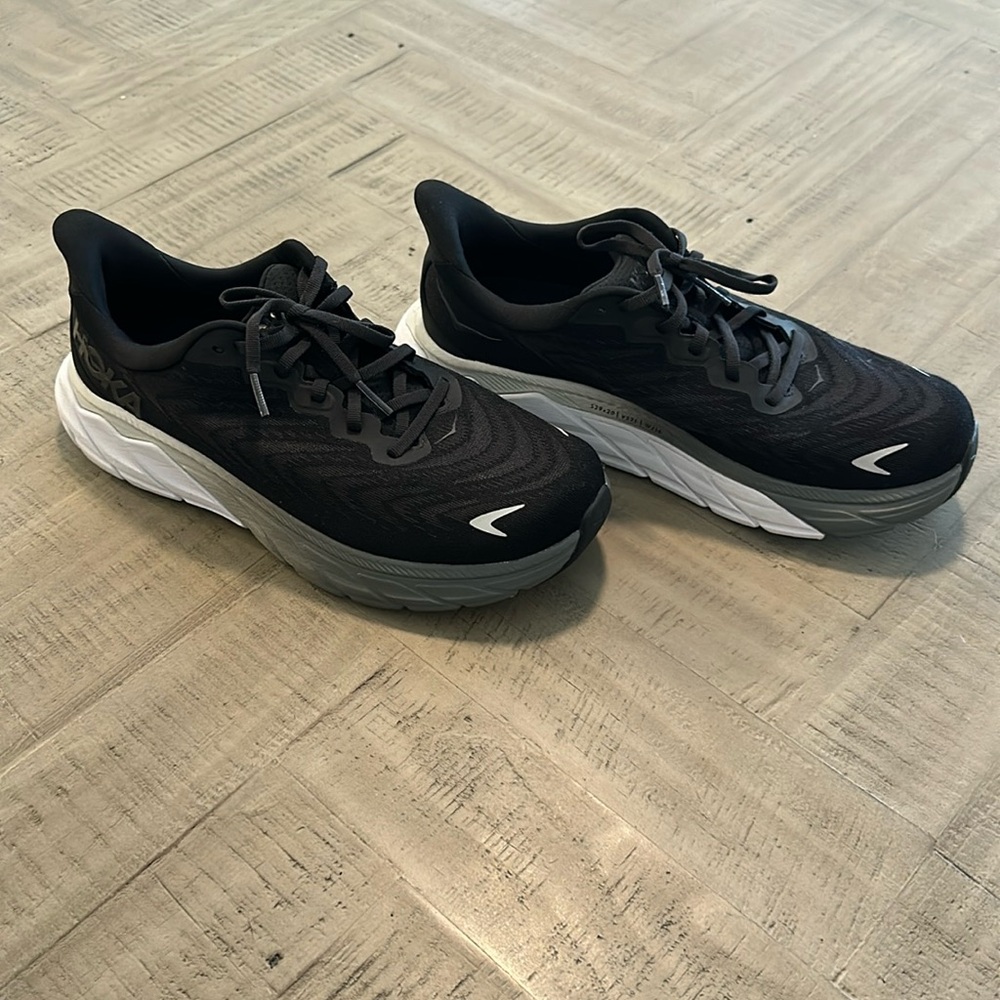 Hoka Arahi 6 - Like New!